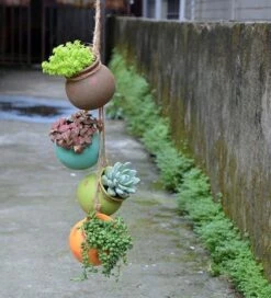 Plantenhangers - 4 Bloempotjes Aan Een Touw - Hangpotten Voor Binnen En Buiten - Hangpot Schutting - 4 Kleuren Incl. Touw -Tuinen Speciaal Winkel 1090x1200