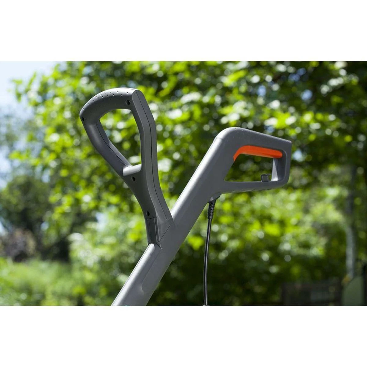 GARDENA - SmallCut Trimmer 300/23 - Grastrimmer (gemotoriseerd) - 300W - Maaibreedte 23 Cm 6 GARDENA - SmallCut Trimmer 300/23 - Grastrimmer (gemotoriseerd) - 300W - Maaibreedte 23 Cm - Afbeelding 4