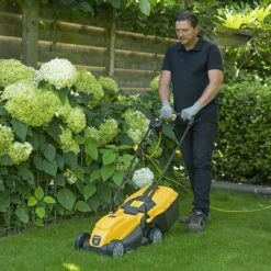 Powerplus POWXG6212T Elektrische Grasmaaier - Grasmachine Voor Kleine En Middelgrote Tuin - 1300W - Maaibreedte 320mm - Verstelbare Maaihoogte - 30L Opvangbak - Incl. Grastrimmer 250W -Tuinen Speciaal Winkel 1200x1200 1284