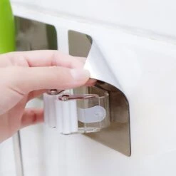 Bezem Houder - Zelfklevend - Zilverkleurig -Tuinen Speciaal Winkel 1200x1200 1458