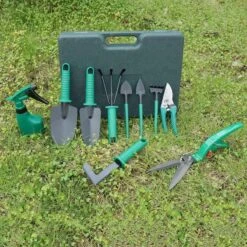Merkloos 10-Delige Tuingereedschap Set Inclusief Opbergkoffer - Tuinierset - Tuinsetje - Gereedschap Voor Tuin - Tuinschaar - Tuinschepje - Bloemenschaar - Voegenkrabber - Plantenspuit - Grasschaar - Bloemenschep - Tuinhark -Tuinen Speciaal Winkel 1200x1200 1805