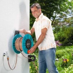 GARDENA - Wandslanghouder 60 Met Slanggeleider - Slanghouder - Maximale Capaciteit 60 Meter -Tuinen Speciaal Winkel 1200x1200 341