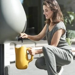 Elho Pure Raindrop 70L - Geel/Oker -Tuinen Speciaal Winkel 1200x1200 425