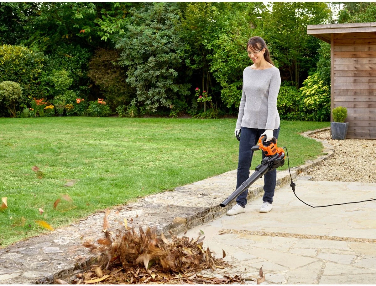 Black & Decker BLACK+DECKER BEBLV300SB-QS Bladblazer - 404 Km/u - 3000W - Zuig-/blaasfunctie - Gesnoerd 8 Black & Decker BLACK+DECKER BEBLV300SB-QS Bladblazer - 404 Km/u - 3000W - Zuig-/blaasfunctie - Gesnoerd - Afbeelding 6