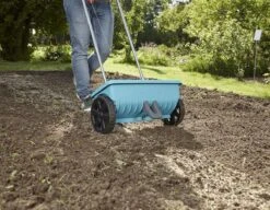 GARDENA - Strooiwagen L - Strooikar - 400m2 - 12.5 Liter -Tuinen Speciaal Winkel 1200x933 1