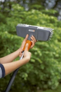 GARDENA Cleansystem Comfort Schrobber - Reinigen Van Paden - Terras - Oprit -Tuinen Speciaal Winkel 799x1200 120