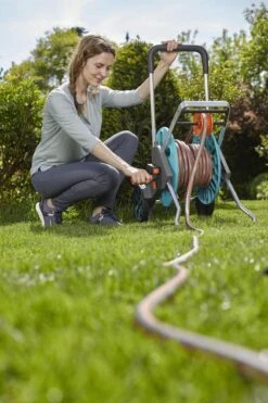 GARDENA - AquaRoll M CleverRoll Easy Slangenwagen - Maximaal 60 Meter - Inklapbare Zwengel 21 GARDENA - AquaRoll M CleverRoll Easy Slangenwagen - Maximaal 60 Meter - Inklapbare Zwengel -Tuinen Speciaal Winkel 799x1200 18