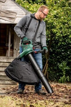 Bosch UniversalGardenTidy 3000 Bladblazer - Op Snoer - 3000 W -Tuinen Speciaal Winkel 800x1200 160