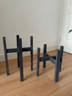 Plantenstandaard Binnen - Set Van 2 - Diameter Tot 24 Cm - Plantenkruk - Bloempotten Voor Binnen - Plantentafeltje Voor Binnen - Bloempot Standaard - Plantenstandaard - Hout - Mat Zwart/Donkergrijs -Tuinen Speciaal Winkel 900x1200 21