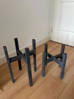 Plantenstandaard Binnen - Set Van 2 - Diameter Tot 24 Cm - Plantenkruk - Bloempotten Voor Binnen - Plantentafeltje Voor Binnen - Bloempot Standaard - Plantenstandaard - Hout - Mat Zwart/Donkergrijs -Tuinen Speciaal Winkel 900x1200 22